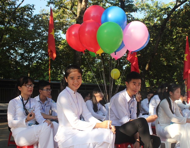 Nét duyên dáng của nữ sinh Trường THPT Phan Bội Châu (TP Vinh, Nghệ An) trong ngày khai giảng. (Ảnh: Hoàng Lam)